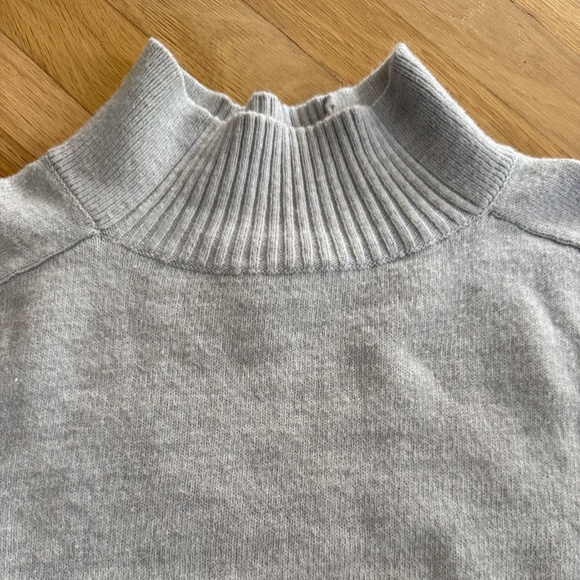 Banana Republic Sweater gray cropped sleeve & length ribbed split hem turtleneck - Picture 3 of 5
